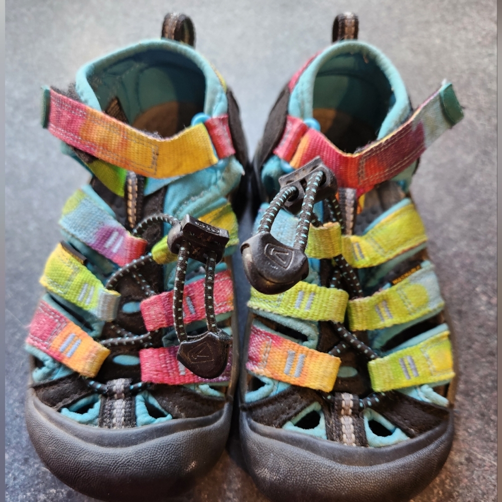 Keen Green and Black Sandals Closed-Toe Design Adjustable Straps